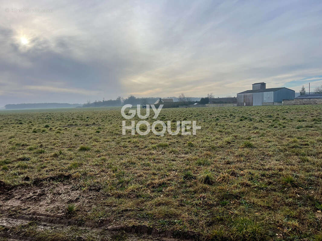 Terrain à MARCILLY-LA-CAMPAGNE