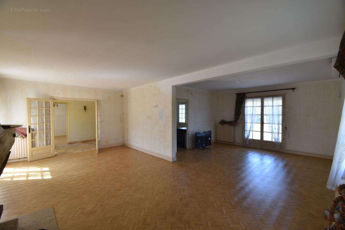 Maison à MYENNES