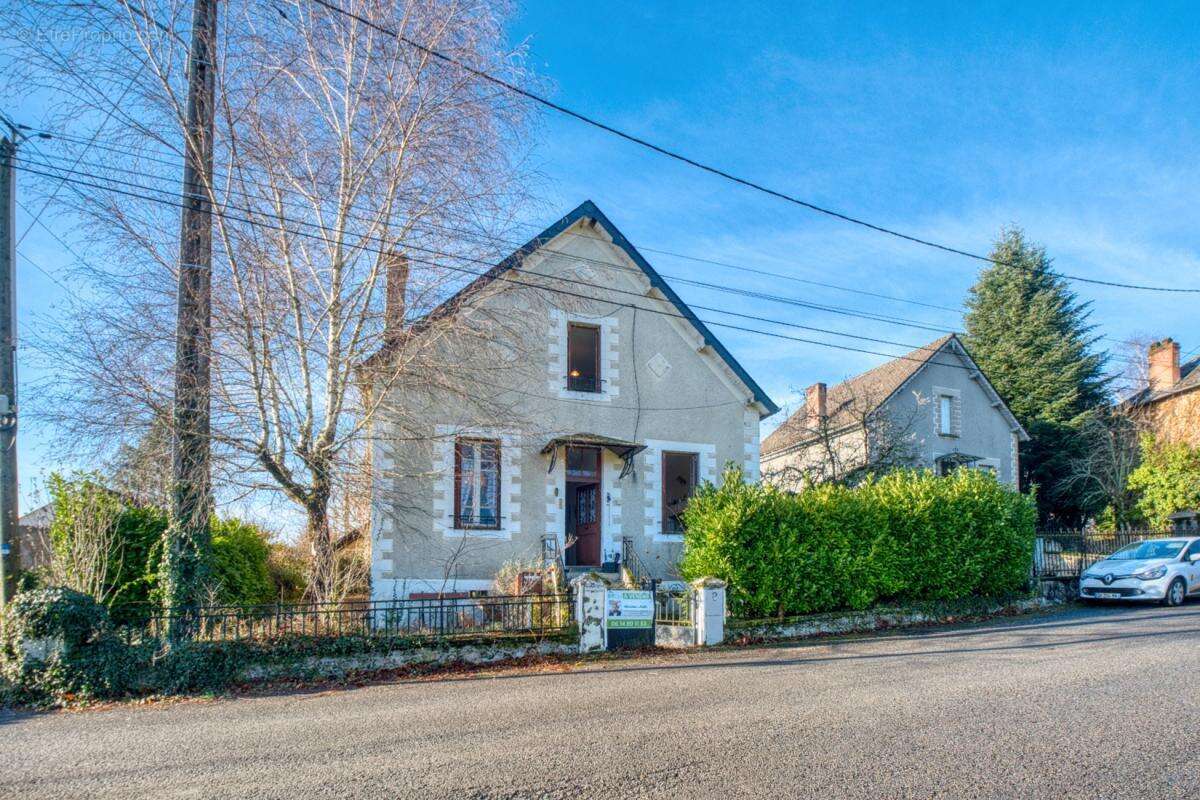 Maison à LA ROCHE-CANILLAC