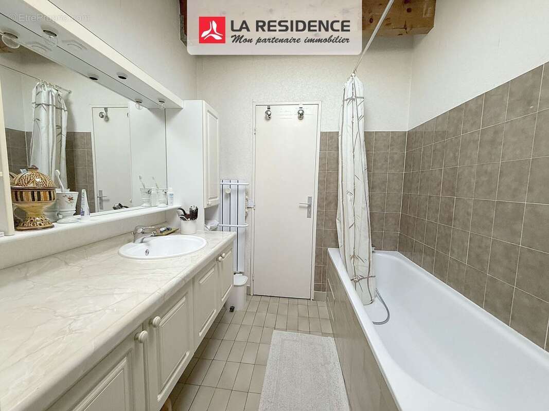 Appartement à LE MESNIL-SAINT-DENIS