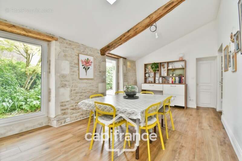 Maison charentaise rénovée à vendre 6 pièces COURCELLES (17), proche commerces, d'une superficie de 149m² avec atelier et jardin - photo 4