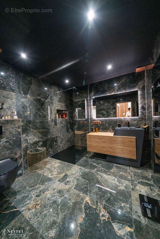 Appartement à SAINT-PRIEST-EN-JAREZ