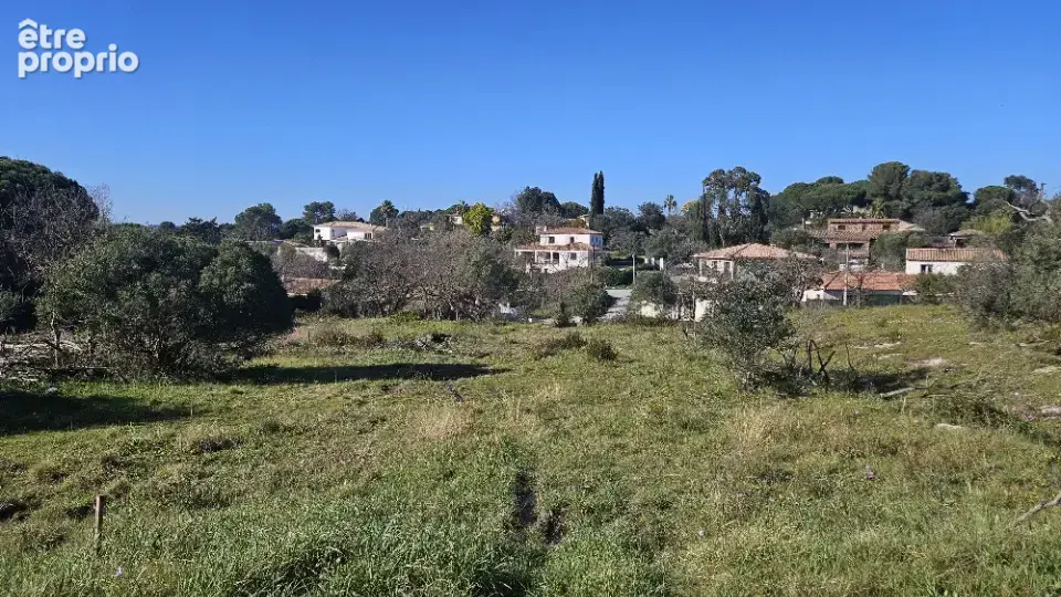 Terrain 1185 m² à Roquebrune-Sur-Argens  - photo 1