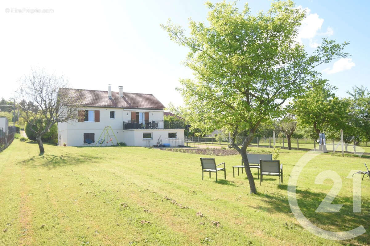 Maison à CREUZIER-LE-NEUF