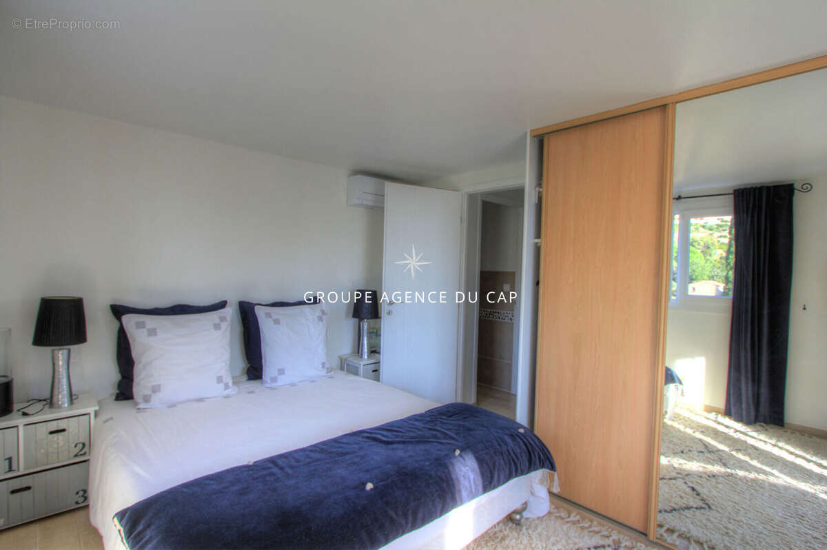 À vendre villa de 150 m² 5 pièces avec une jolie vue mer sur le golfe de saint-tropez et les collines, avec piscine et parking,  - photo 14