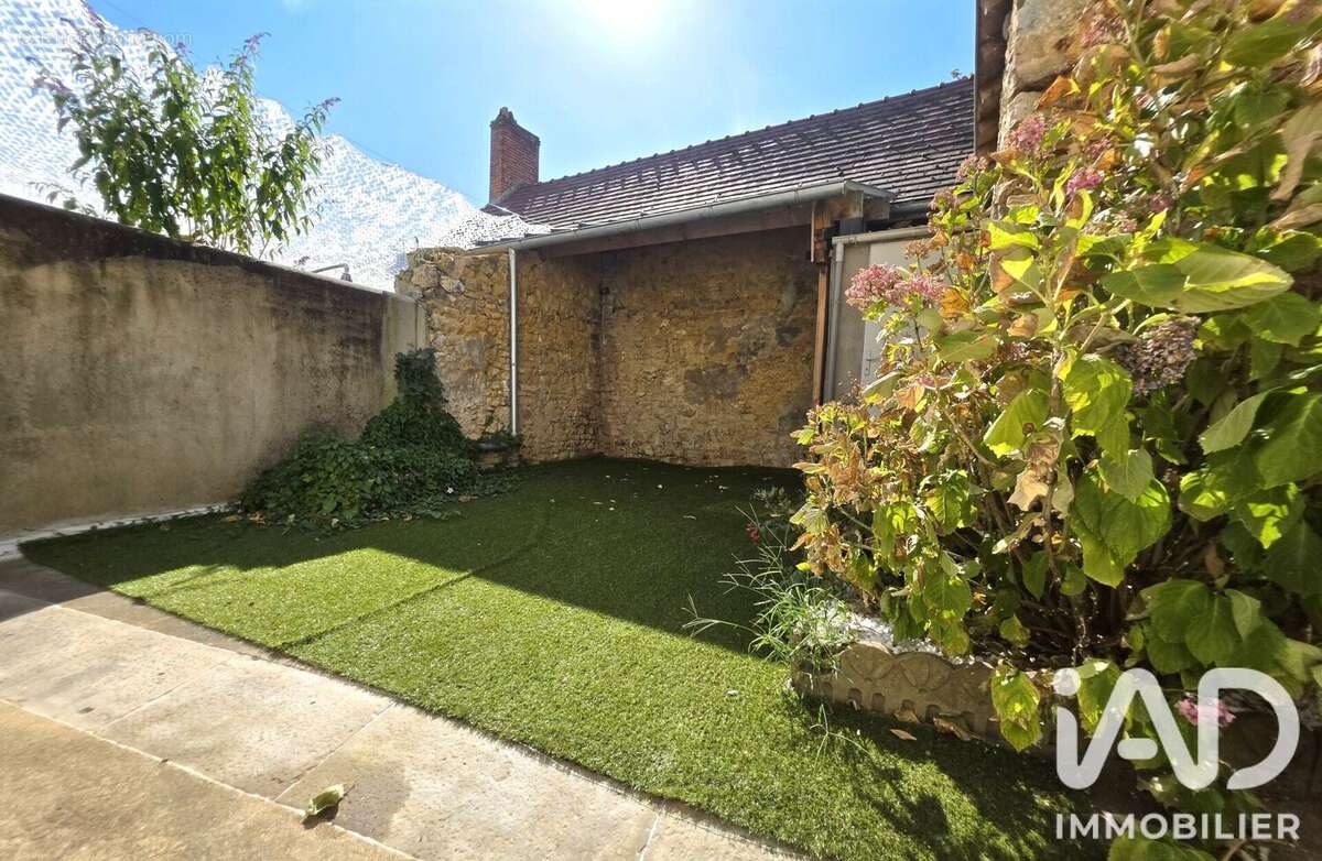 Maison 88 m² à Loue  - photo 2