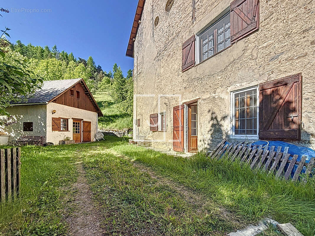 Maison à ENCHASTRAYES
