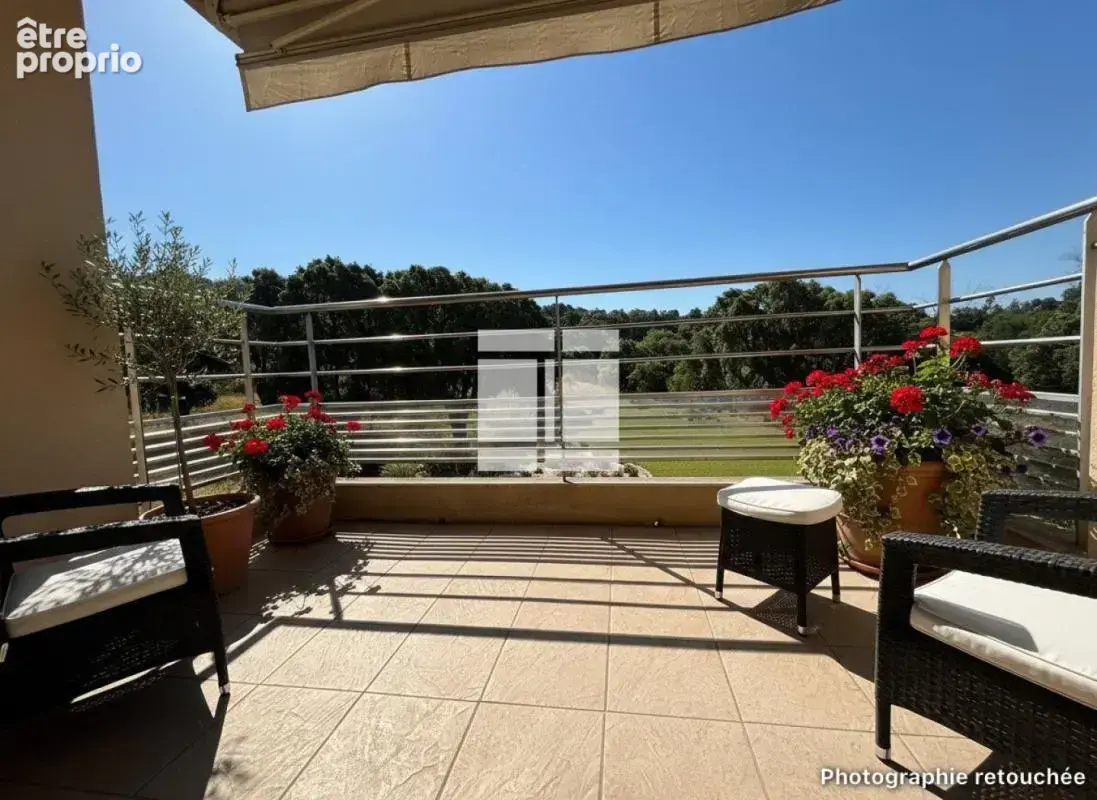Dernier étage – Lumineux 3 pièces au calme, entre ville et nature, avec une belle terrasse et une vue dégagée sur le maquis - photo 4