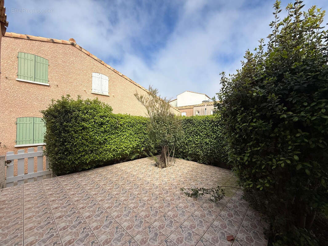 Spécial investisseur-St Pierre la Mer Duplex T3 Plein Sud avec jardin, terrasse et place de parking. - photo 3