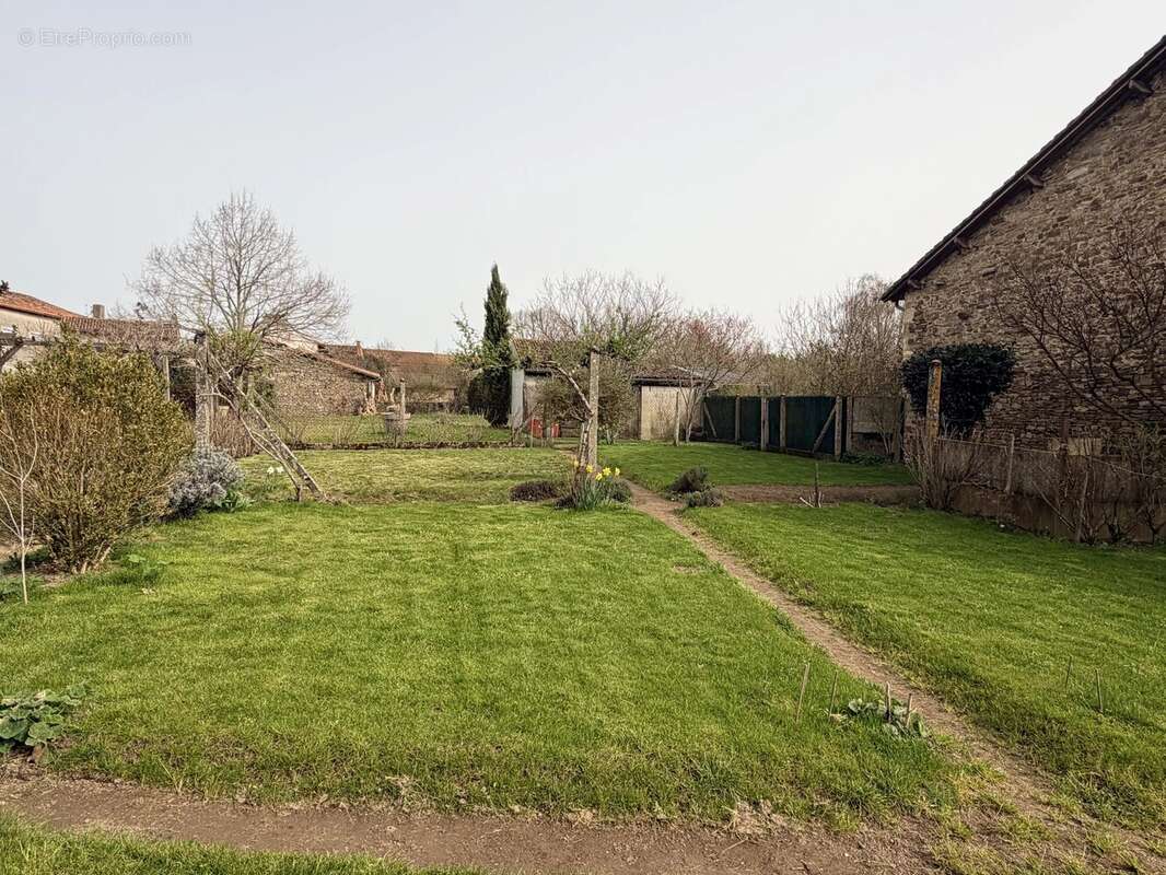 Anciennement le centre du village, grande maison avec possibilités commerciales - photo 19