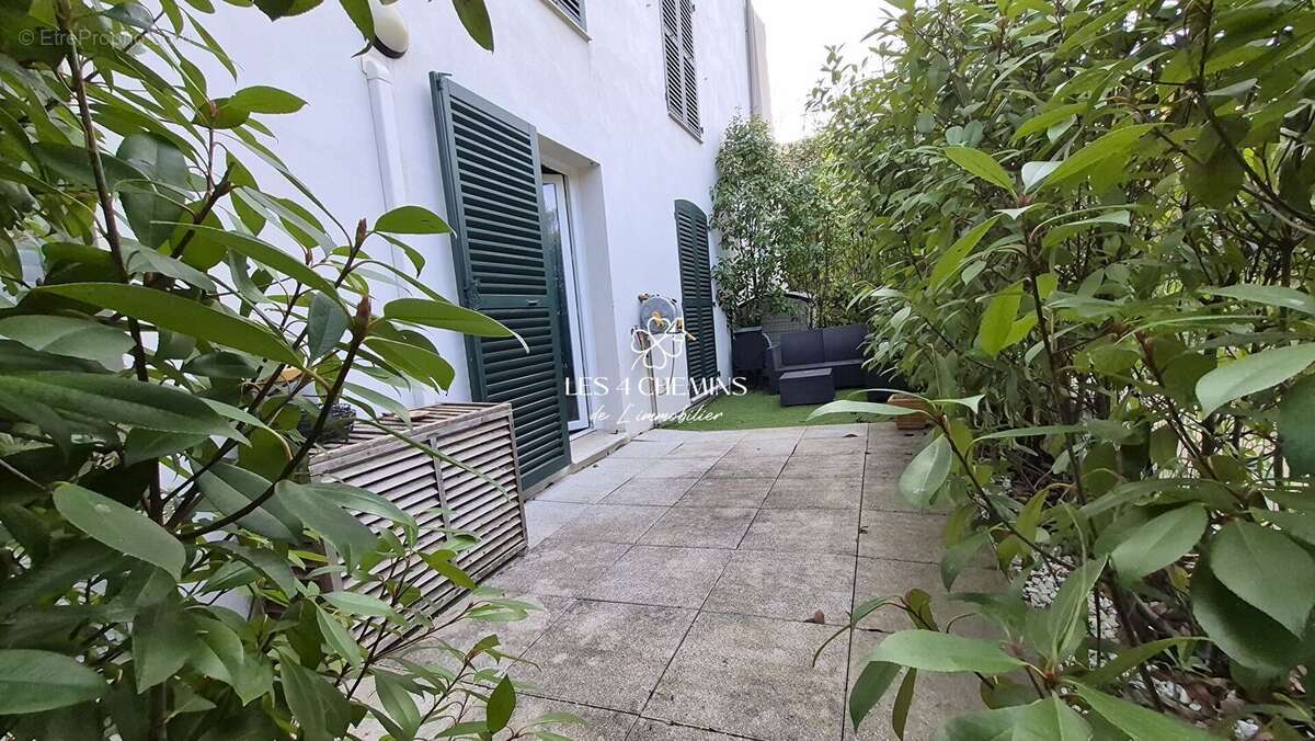 Appartement à CHATEAUNEUF-LE-ROUGE