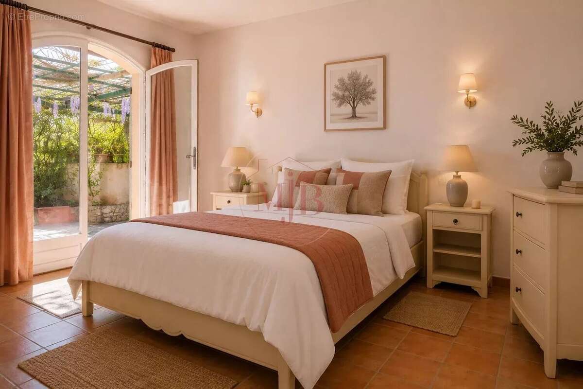 Maison à ROQUEBRUNE-SUR-ARGENS