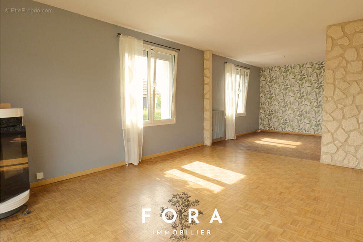 Entre Condé-en-Normandie et Clécy : maison familiale rénovée de 138 m² avec sous-sol complet, terrasse et terrain de 846 m² - photo 5