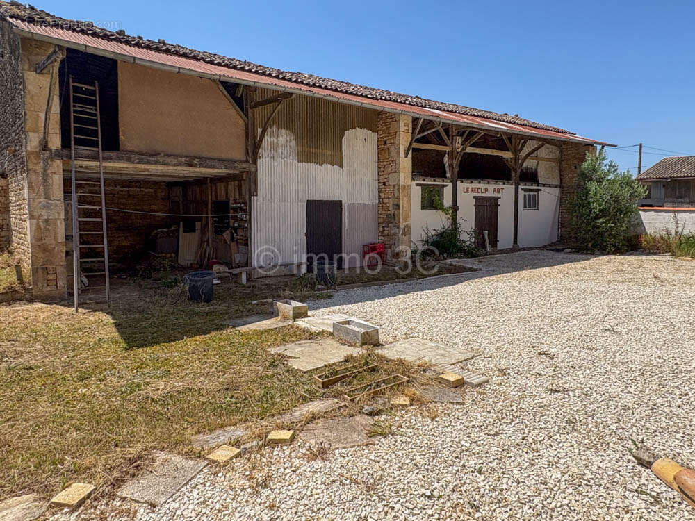 Maison en pierres avec dépendances - photo 11