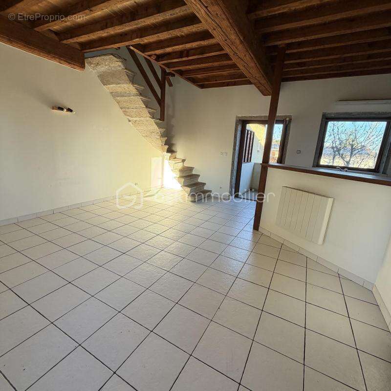 Appartement à SAINT-GENIS-LES-OLLIERES