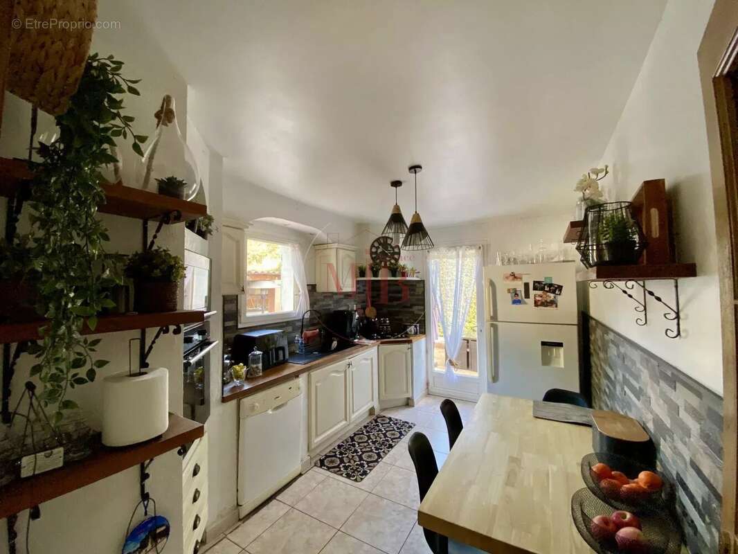 Maison à CHATEAUNEUF-LE-ROUGE