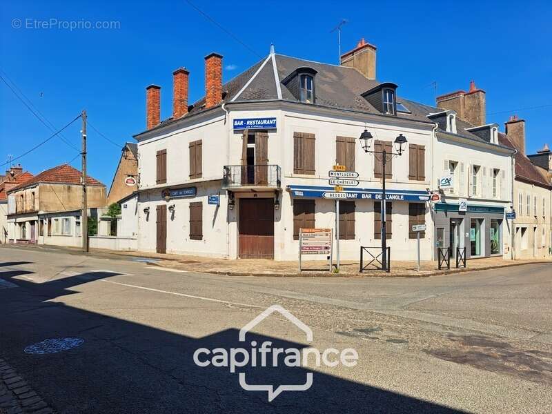Ancien bar-restaurant avec logement – Fort potentiel au cœur de Châteaumeillant - photo 2