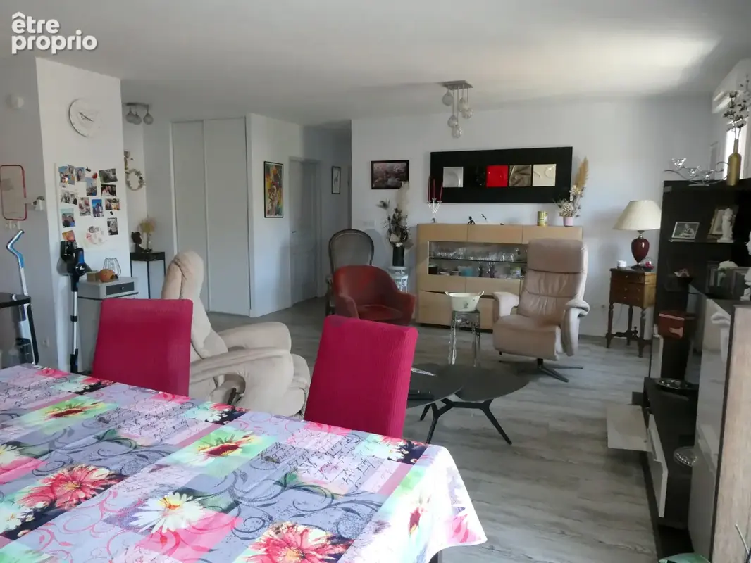 Très bel appartement dernier étage avec balcon, vue dominte et garage. - photo 8