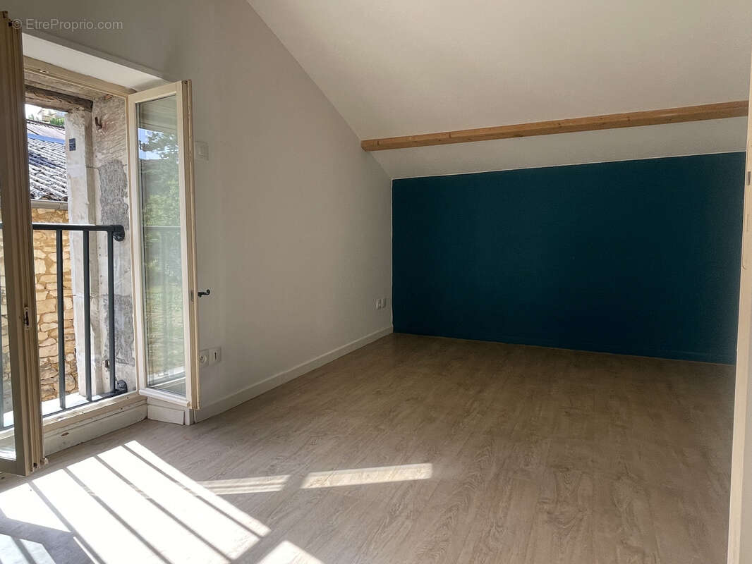 Maison en pierre avec jardin et dependances-  centre mirebeau - photo 7