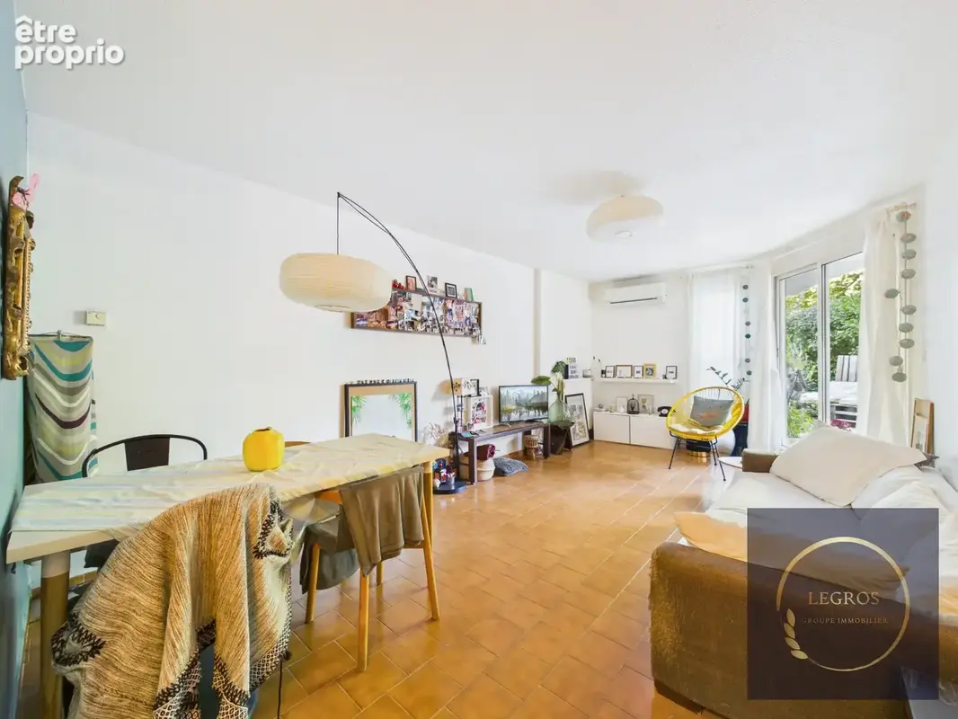 Appartement de 80 m2 en rez-de-chaussée avec un jardin de 80 m2 avec place de stationnement. - photo 2