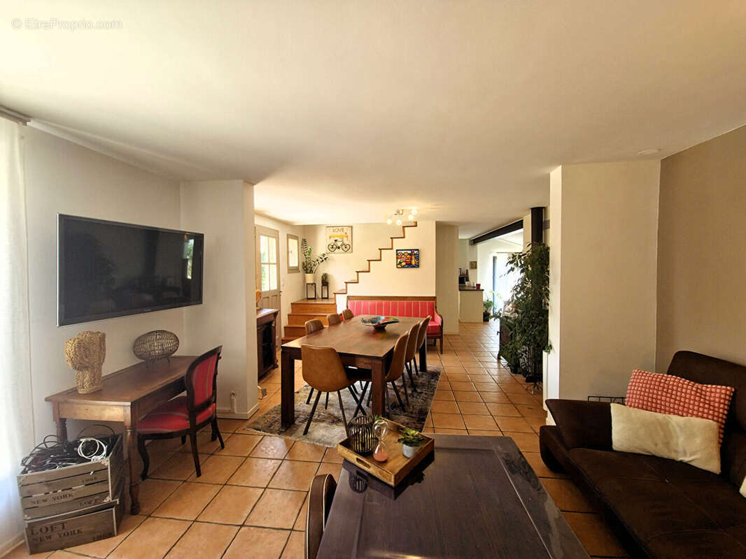 Maison familiale avec 3 chambres et jardin intimiste, proche commerces à Lavernose-Lacasse - photo 5