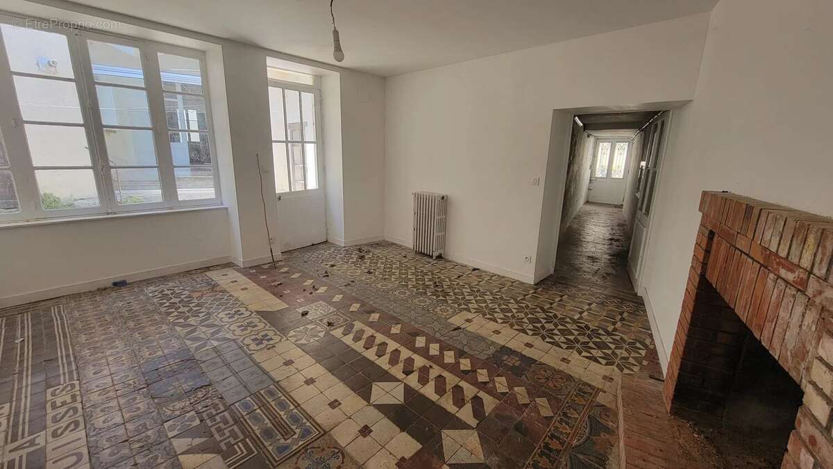 Au coeur du centre ville - grande maison de ville offrant quatre chambres, une courette, cave et dépendance - photo 17
