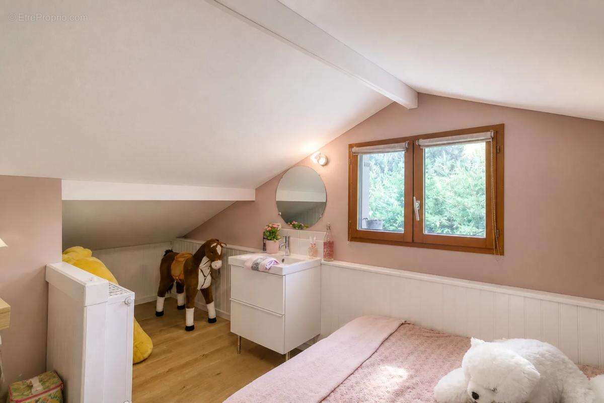 Maison familiale de 170 m² avec piscine à Primarette - photo 16