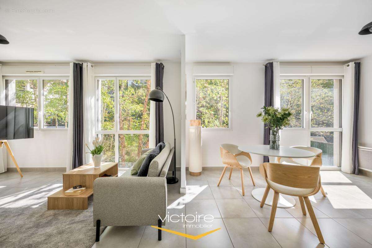 Lyon 3, La Buire - Grand et lumineux T2 en duplex 55,84 m², vue sur les arbres, garage et cave - photo 2