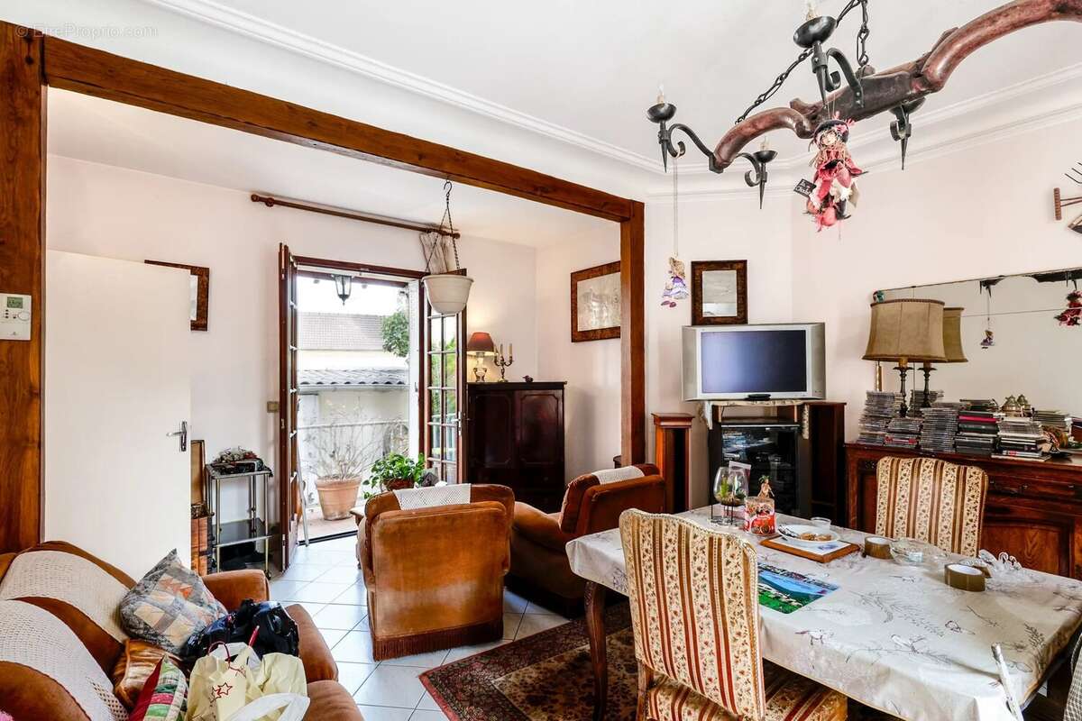EXCLUSIVITÉ – Maison familiale traversante avec jardin, garage, sous-sol total et fort potentiel d’évolution – Plateau de Gentil - photo 6