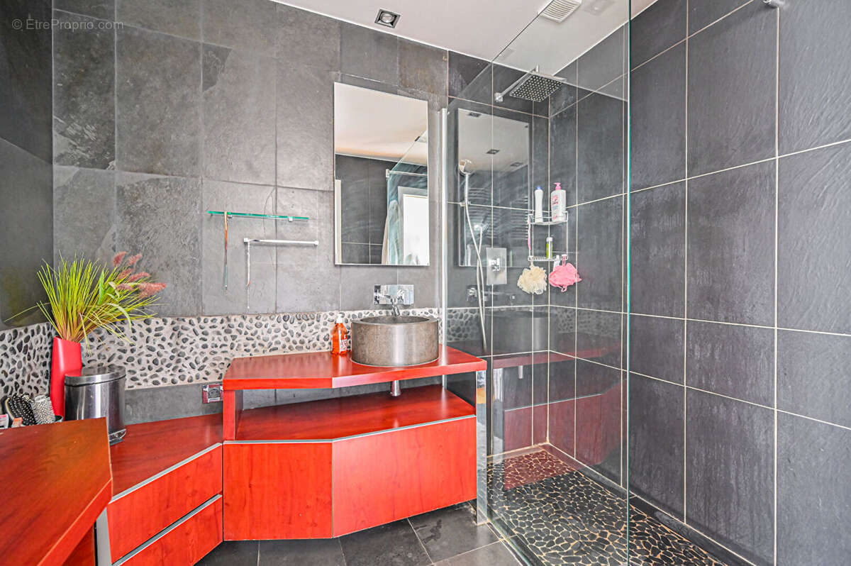 Appartement à CHARENTON-LE-PONT