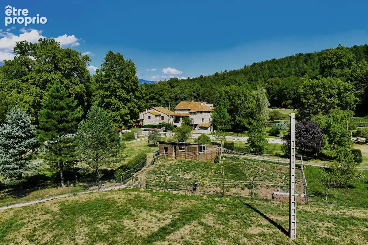 Propriété de caractère sur 4,5 hectares avec rivière, sources - photo 2