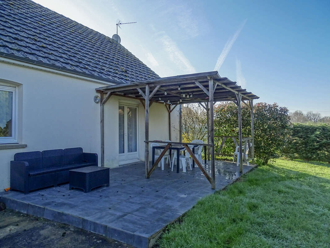 Maison à LA CHAPELLE-MONTMARTIN