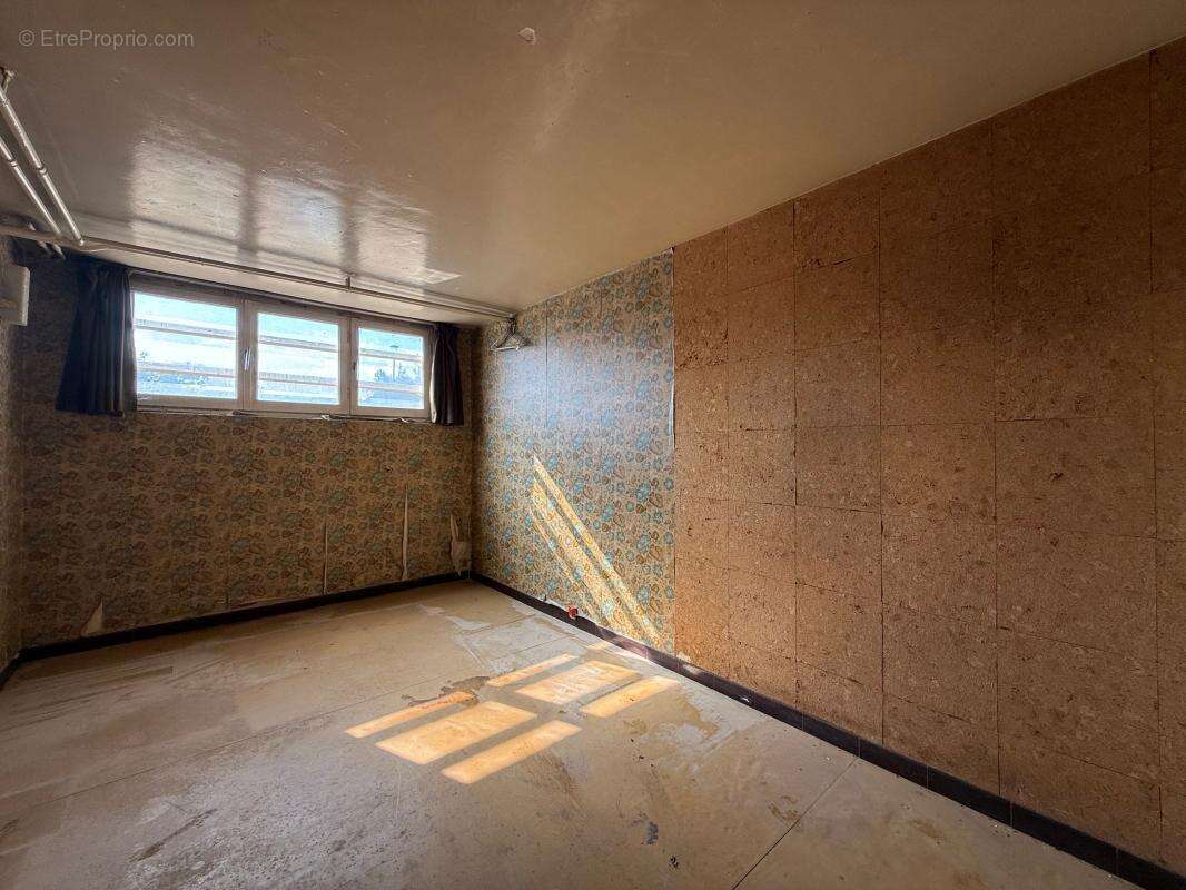 Maison à rénover avec garage et de nombreux stockage - photo 15