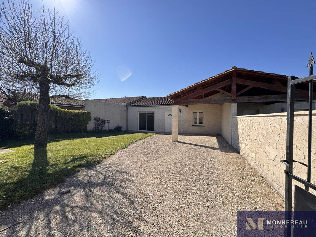 Maison à BARBEZIEUX-SAINT-HILAIRE