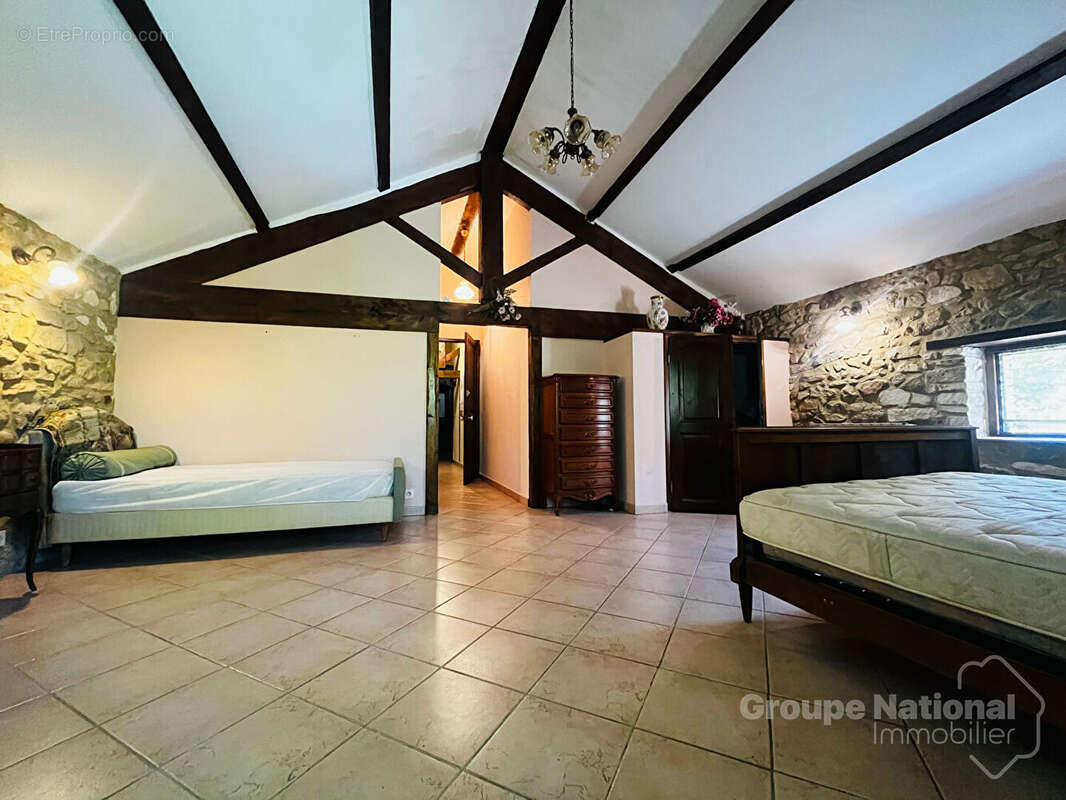 Maison à SAINT-JULIEN-DE-PEYROLAS