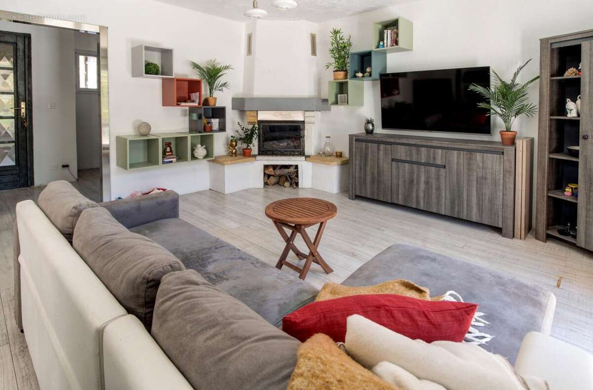 Maison de caractère de 175 m² avec appartement indépendant, jardin, jacuzzi et garage – carros village - photo 3