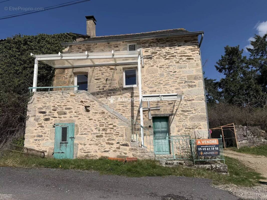 Maison à SAINT-LAURENT-DE-LEVEZOU