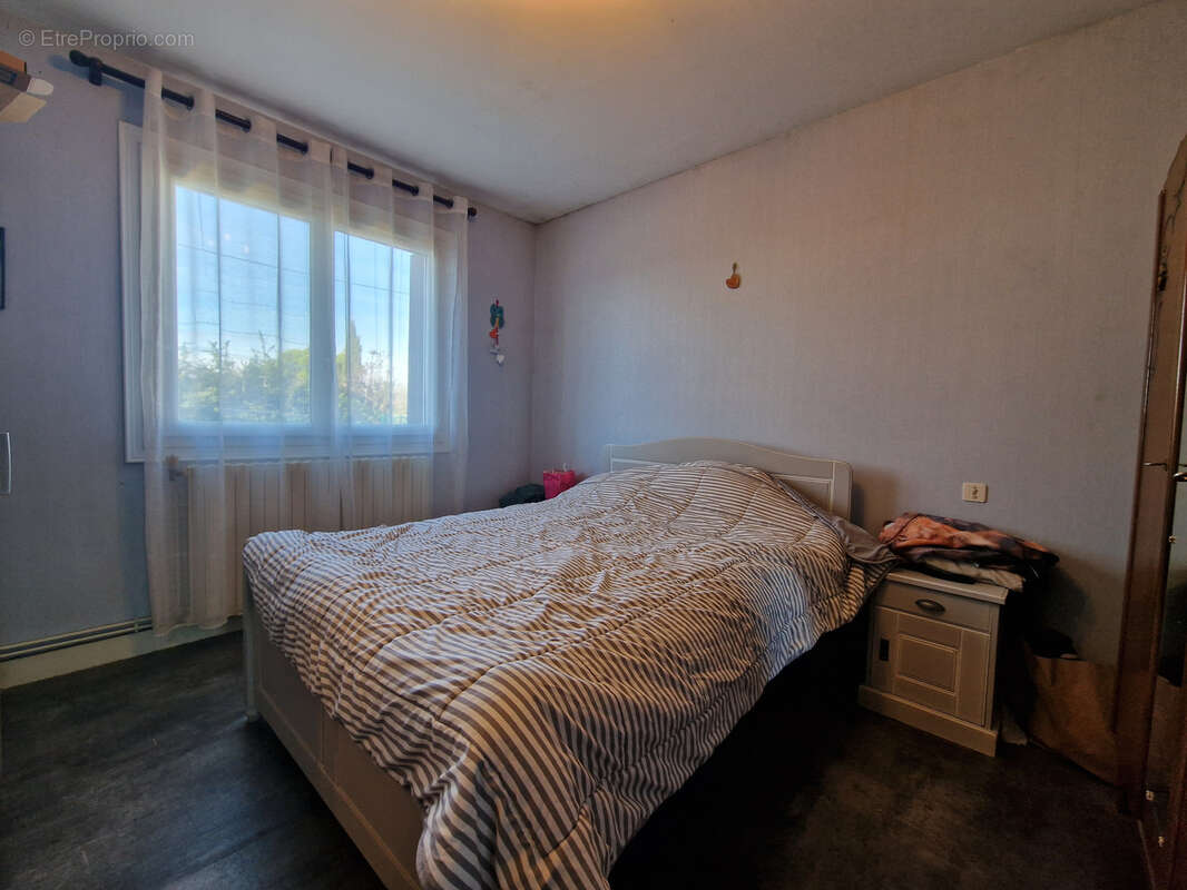 Maison à SAINT-QUENTIN-DE-CHALAIS