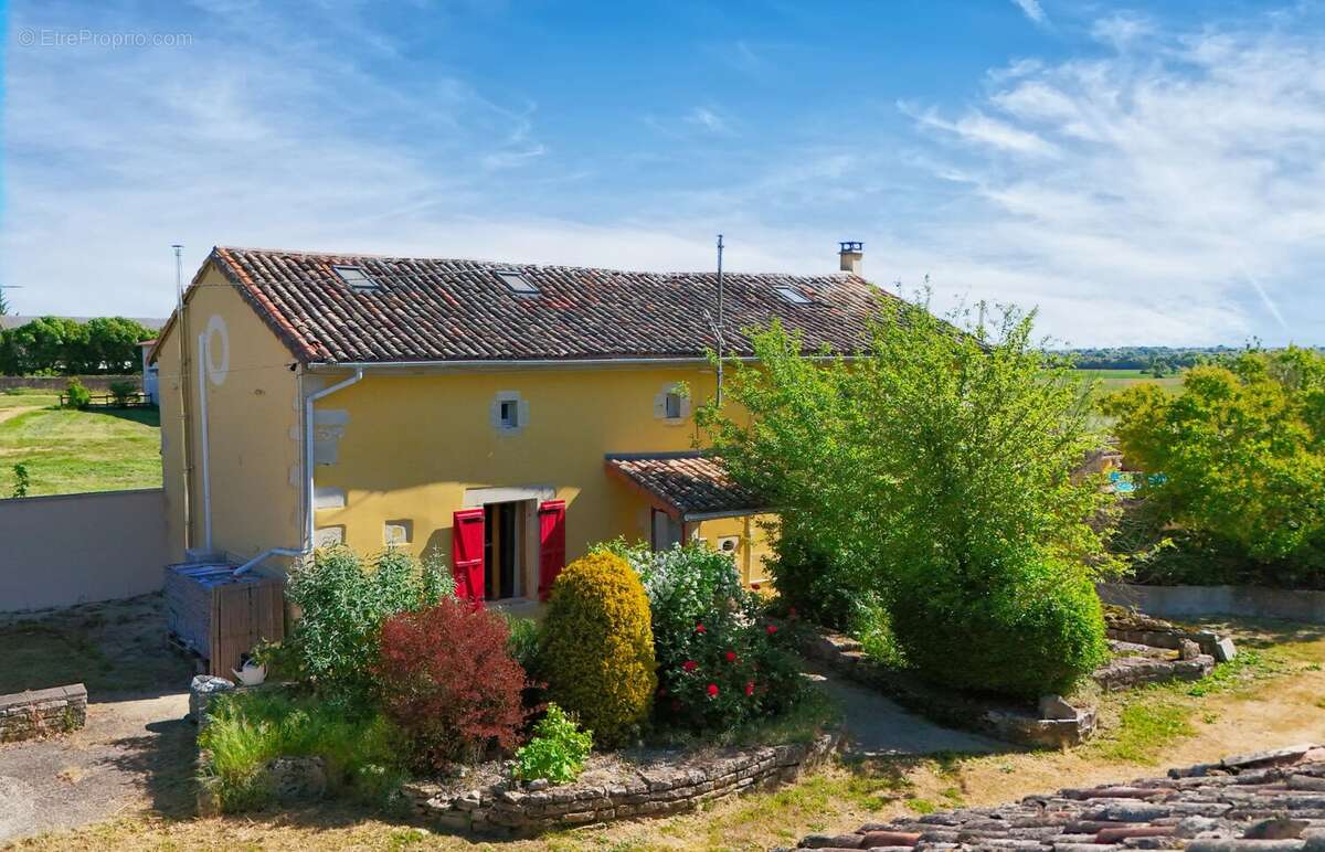 Maison à MAIRE-LEVESCAULT
