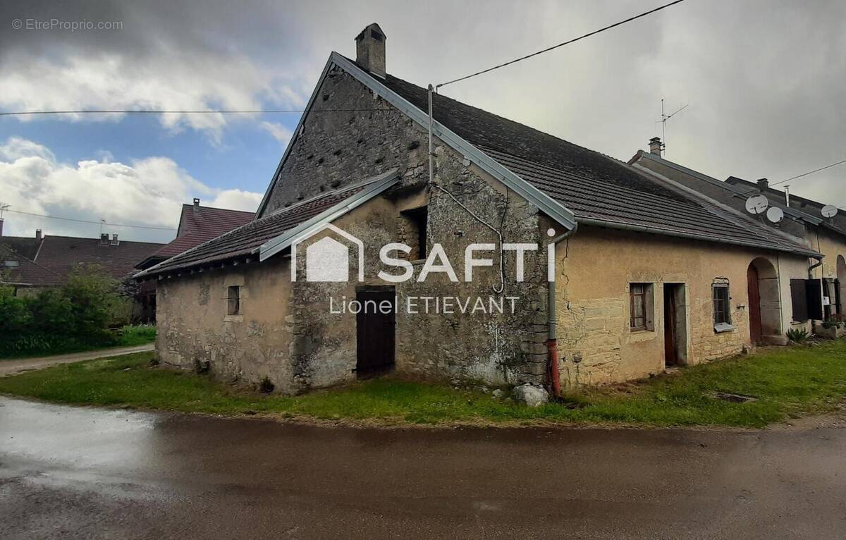 Maison 100 m² à Orgelet  - photo 1