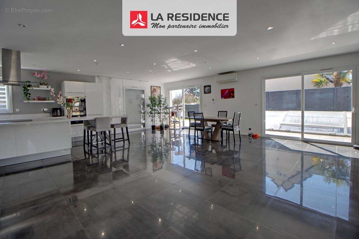 Maison à SAINT-JULIEN-DE-LA-LIEGUE