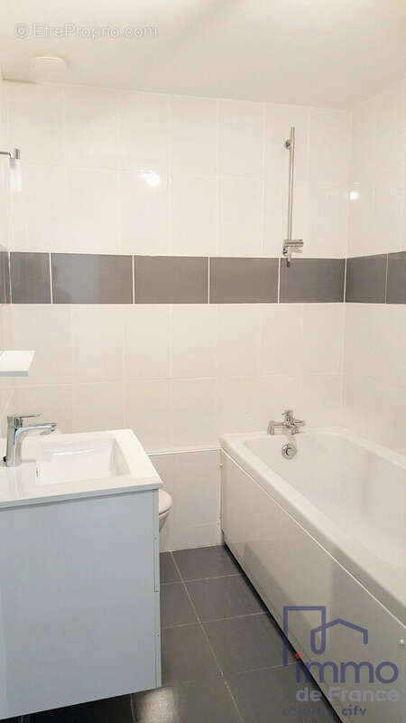 une seconde salle de bains - Appartement à SAINT-ETIENNE