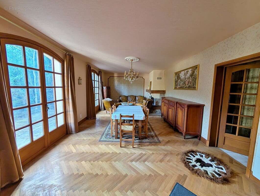 Maison à VIC-LE-COMTE