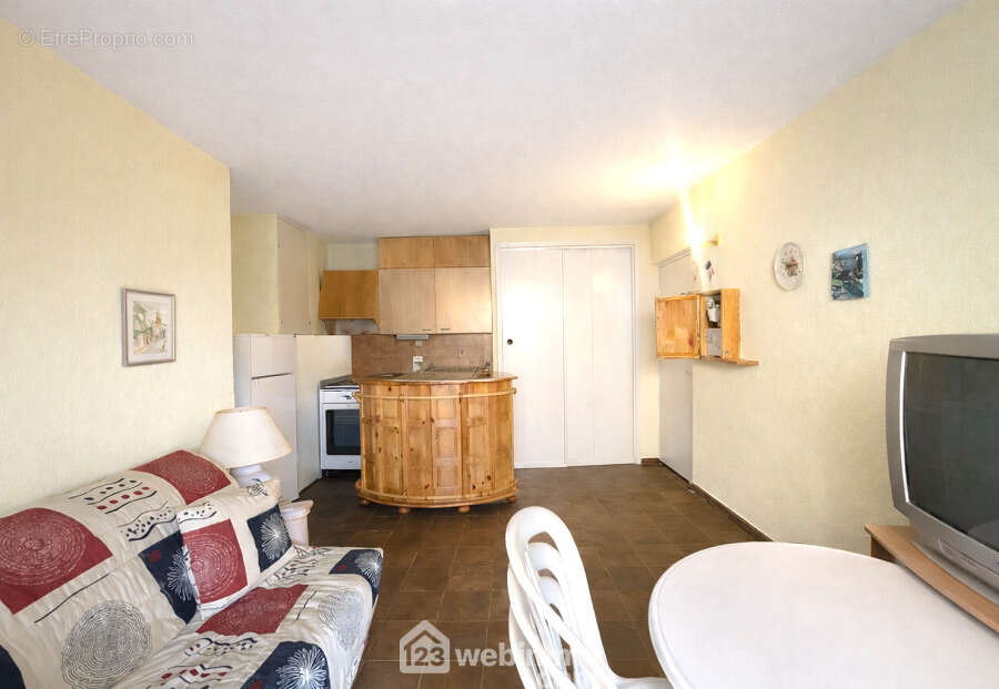Un espace de vie fonctionnel et accueillant, prêt à être personnalisé. - Appartement à SAINTE-MAXIME
