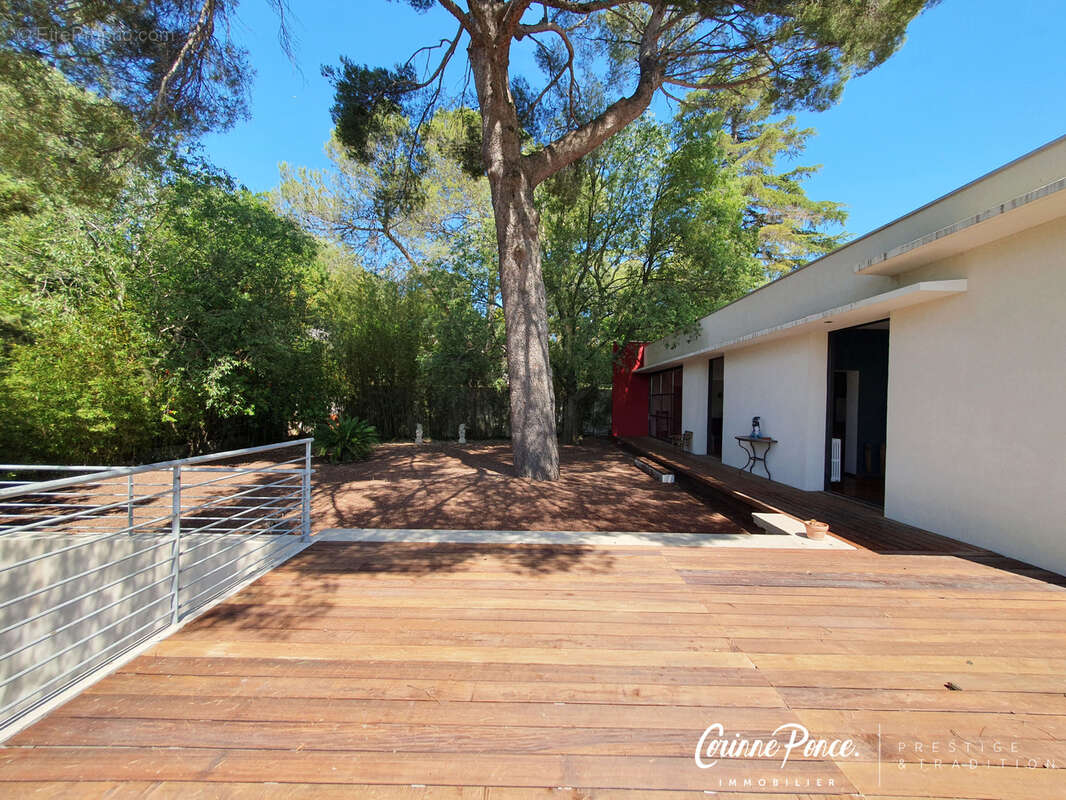 Superbe Villa contemporaine avec piscine proposée par Corinne Ponce Immobilier - photo 3