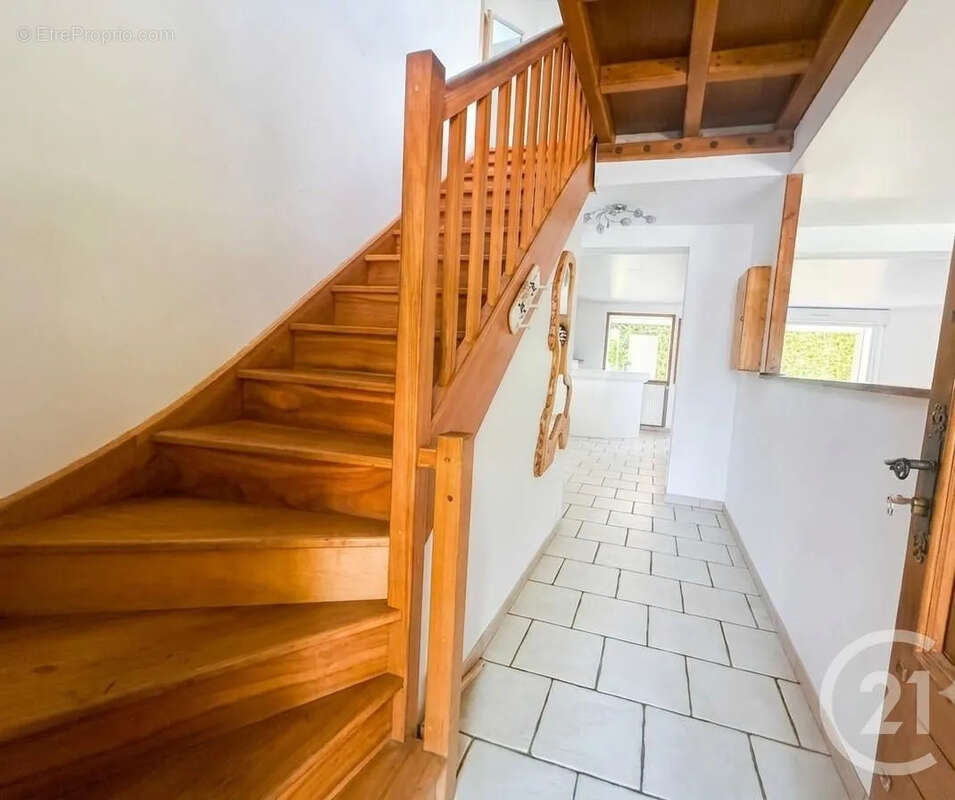 Maison 173 m² à Saint-Mard  - photo 6