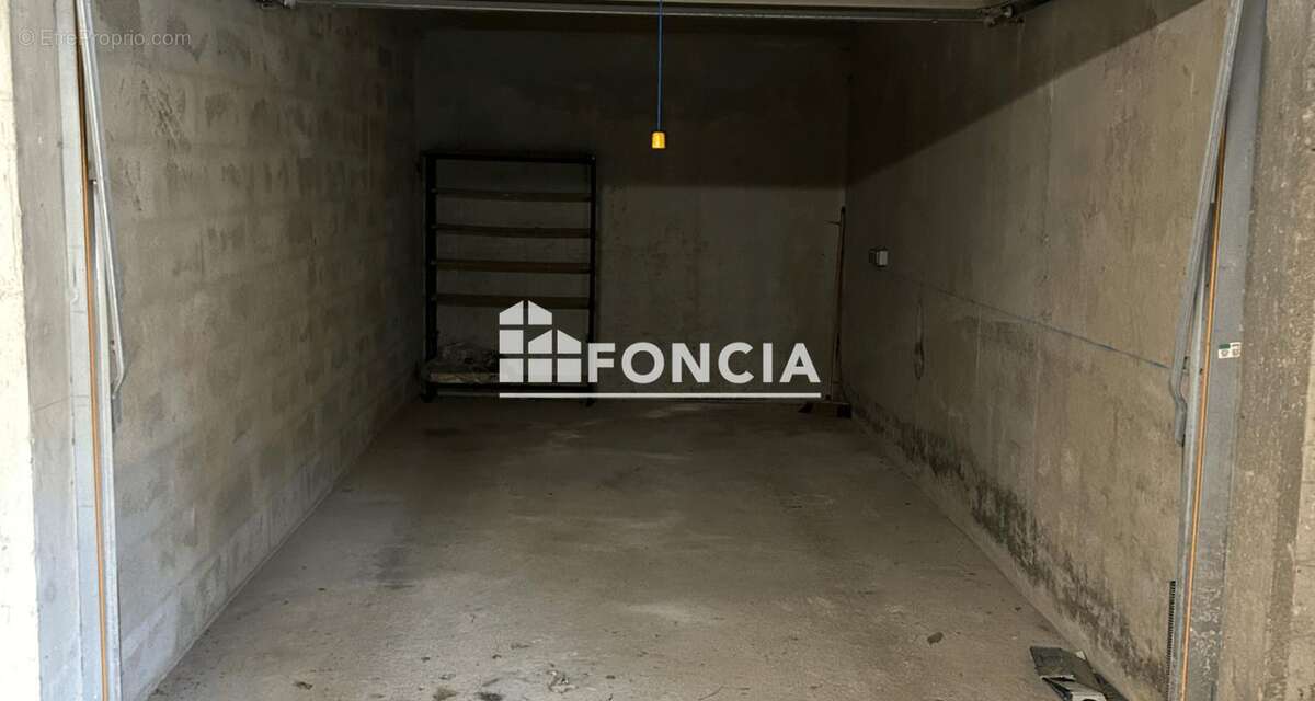 Parking à SAINT-FRANCOIS-LONGCHAMP