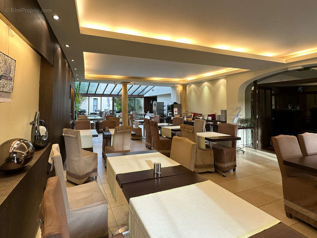 Commerce à PARAY-LE-MONIAL