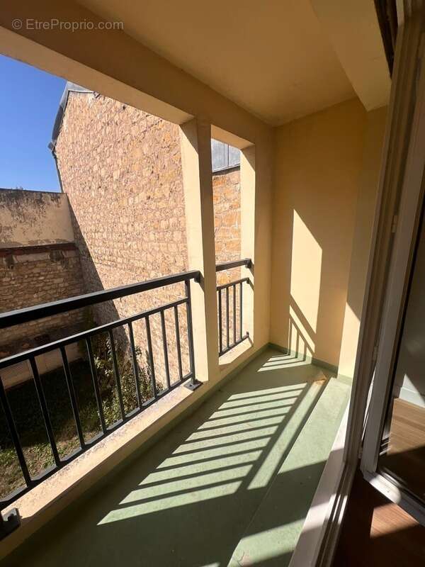Pontoise – centre historique – studio avec balcon et parking en sous-sol - photo 4