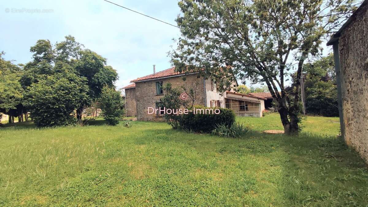 Maison 326 m² à Pleuville  - photo 4